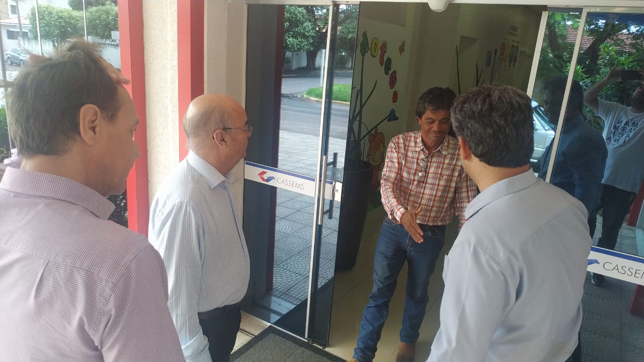 Prefeito e secret&aacute;rios chegando na Cassems - Foto: Jornal da Nova